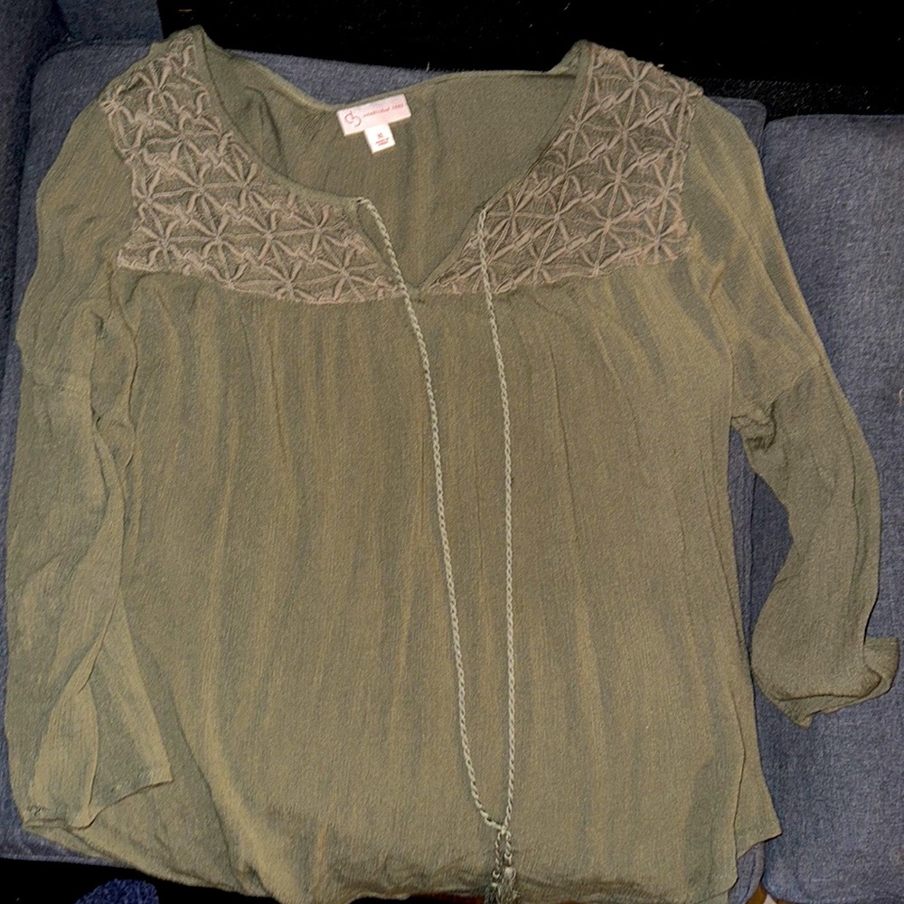 Mid sleeve, flowy blouse